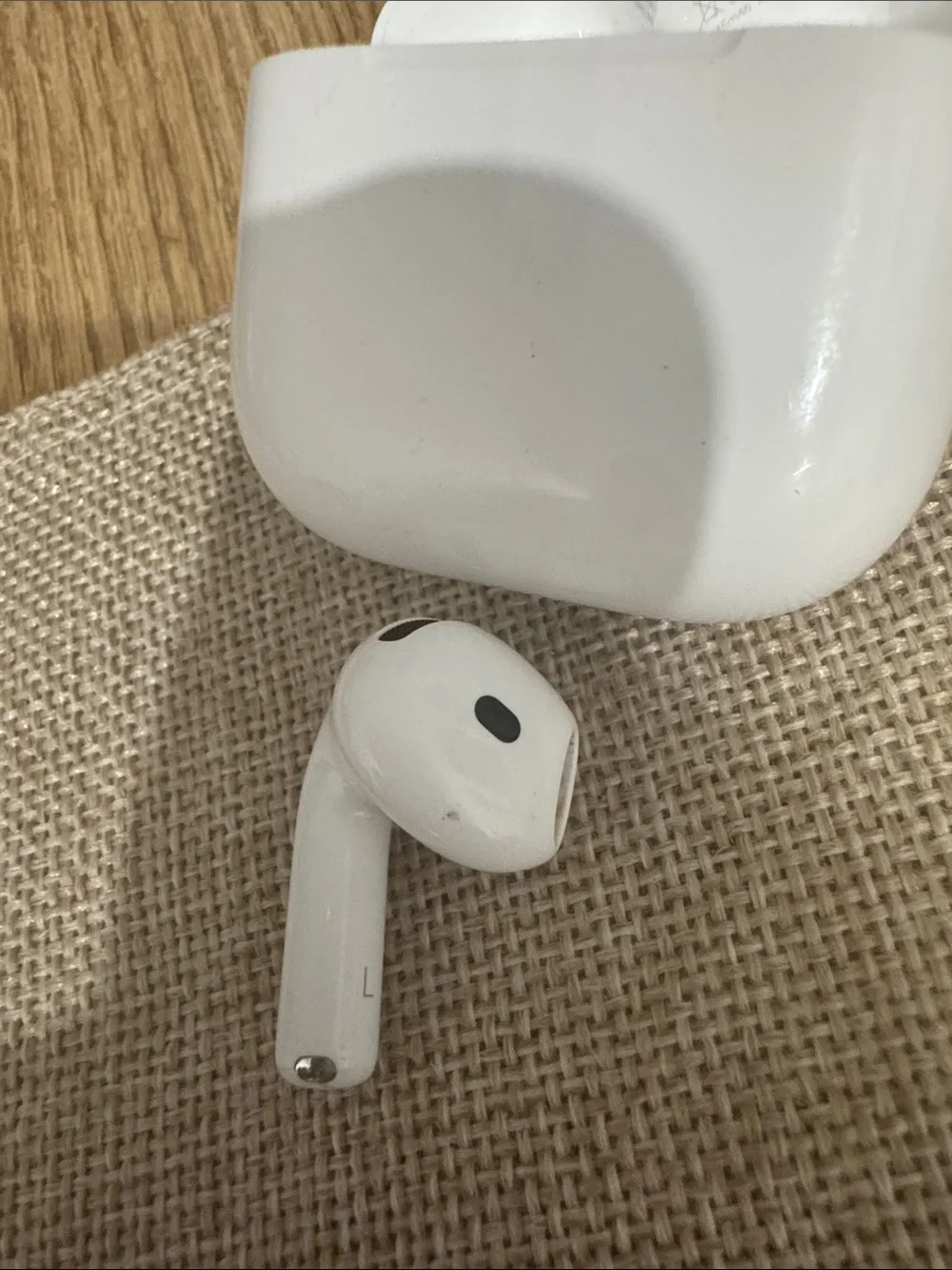 Apple airpods charging